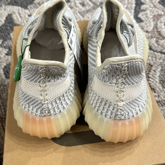 Yeezy 350 V2 - Picture 3 of 8